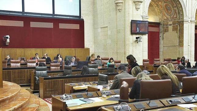 Aspecto de la Cámara andaluza durante la celebración del pleno de urgencias
