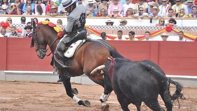 Muere de un infarto en la plaza el caballo «Sabiote» de Diego Ventura