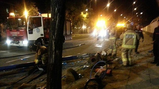 Colisiona y abate una farola en la avenida de los Descubrimientos de la Expo