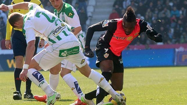 El Córdoba se cae del alambre perdiendo en El Arcángel ante el Almería (1-2)