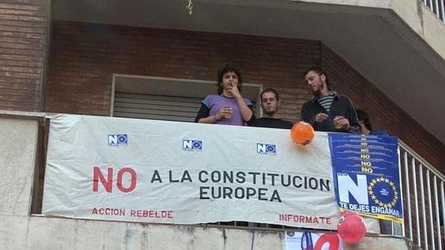 Teresa Rodríguez, en el año 2005, protestando desde un balcón contra la Constitución Europea