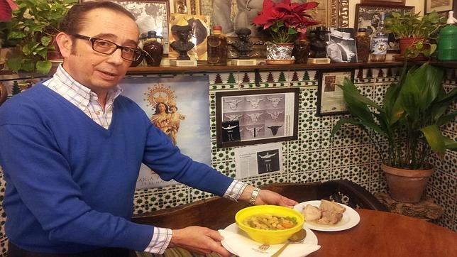 El propietario de esta taberna junto a uno de sus ricos cocidos