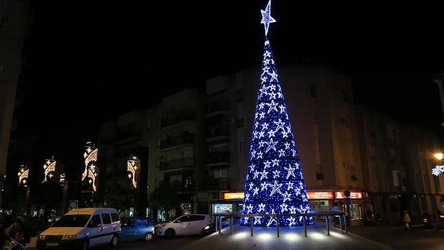 El Ayuntamiento de Alcalá paga 15.000 euros por alquilar un árbol de Navidad