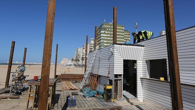 Los chiringuitos traen ya el verano a Cádiz