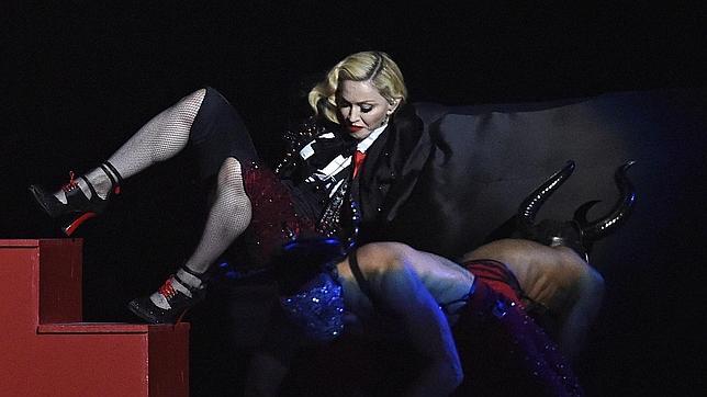 Madonna se cae del escenario durante su actuación en la gala de los premios Brit
