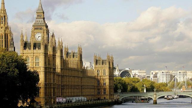 El Parlamento de la Gran Bretaña junto al río Támesis