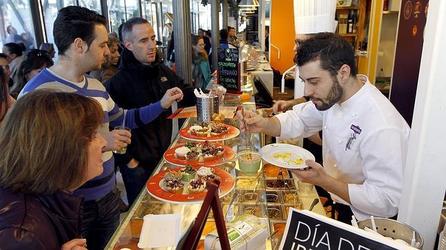 Interior del Mercado Victoria con público degustando tapas en la Salmoreteca