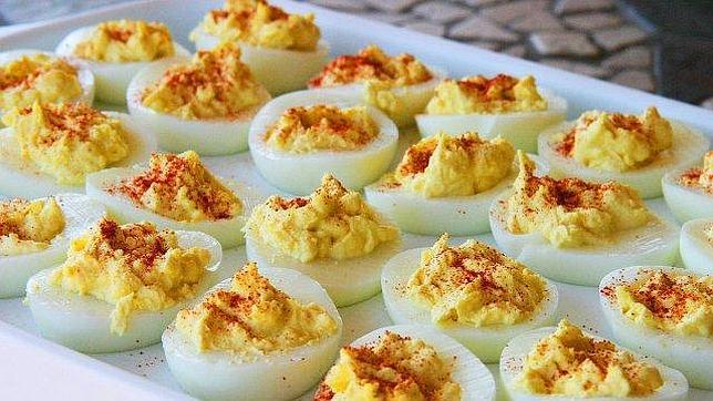 Bandeja de huevos rellenos