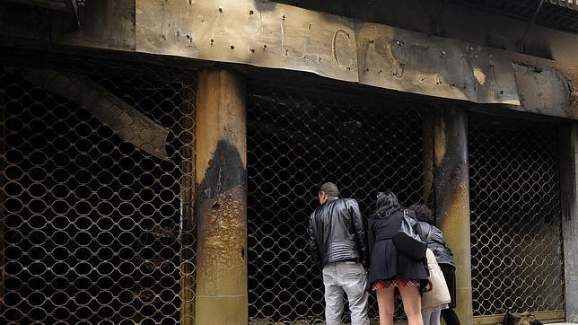 Un incendio arrasa un comercio en pleno Centro de Sevilla