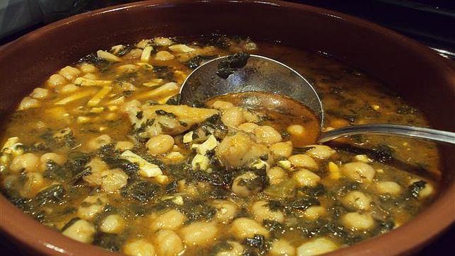 Cazuela con potaje de Cuaresma