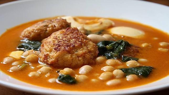 Plato de potaje de espinacas y albondiguillas de bacalao