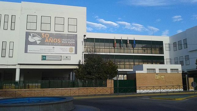 El IES Ruiz Gijón celebra sus 50 años con una exposición en la Casa de la Cultura