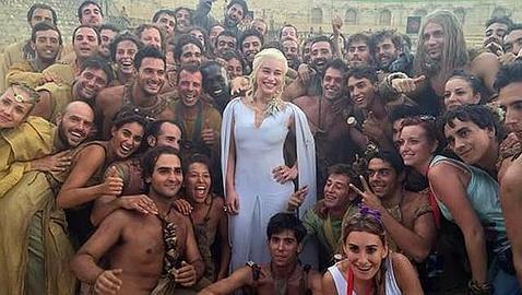 La Khalessi posando con algunos de los figurantes participaron en el rodaje. TWITTER: @WICNET