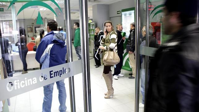 El paro sube en más de dos mil personas en Andalucía y baja en el resto de España