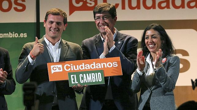 El presidente del partido Ciudadanos, Albert Rivera (i), junto al candidato a la presidencia de la Junta de Andalucía, Juan Marín (c), y la cabeza de lista por Almería, Marta Bosquet