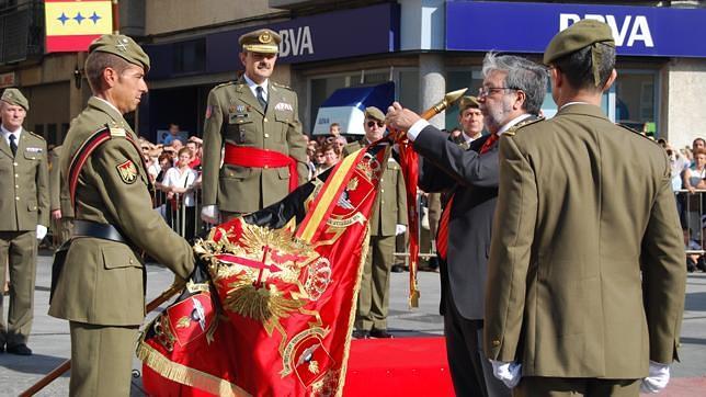 El Regimiento del Copero luce el escudo de Dos Hermanas en su guion