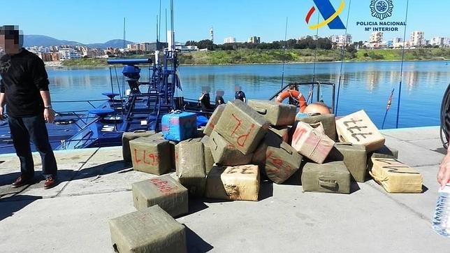 Detenidos cuatro ocupantes de una embarcación cargada con 3,2 toneladas de hachís