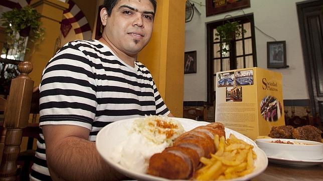 El corte, la fritura y la guarnición ayudan a un buen flamenquín de Córdoba