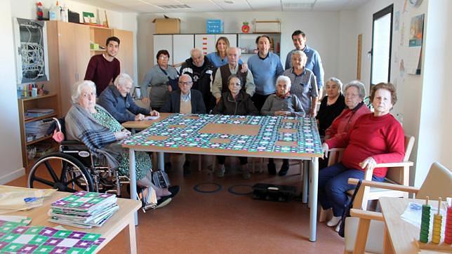 Mayores se suman al reto de hacer la alfombra de Sierpinski más grande del mundo