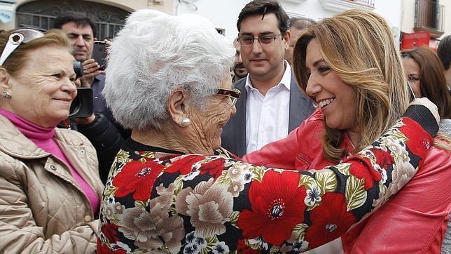 Un perturbado trata de provocar un incidente contra Susana Díaz durante su visita a Utrera