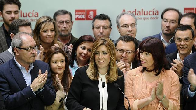 Susana Díaz, rodeada de una nutrida representación de su séquito socialista