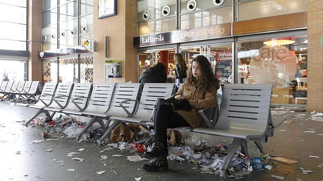 Viajeros y comerciantes lamentan la  imagen penosa de la estación de tren