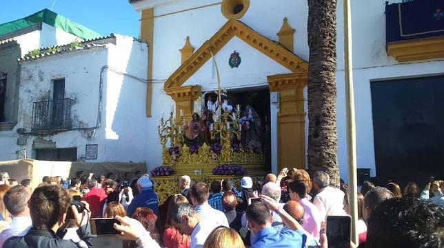 La Borriquita de Utrera inaugura un deslumbrante Domingo de Ramos