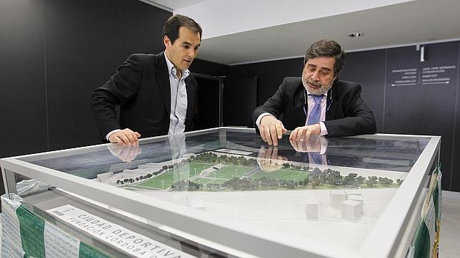 El alcalde y el presidente del Córdoba CF observan una maqueta de la Ciudad Deportiva blanquiverde