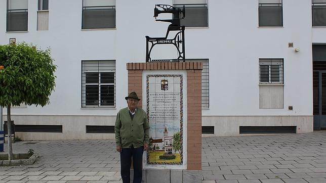 El zapatero octogenario que mantiene viva la esencia de la soleá en Villanueva del Ariscal