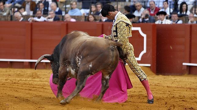 La Maestranza se abona al silencio en la novillada preludio de la Feria de Abril