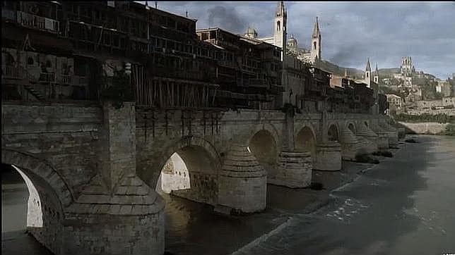 Tyrion Lannister pasea por el Puente Romano de Córdoba