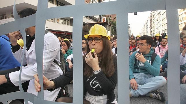 Centenares de alumnos de la Politécnica de la Hispalense cortan República Argentina