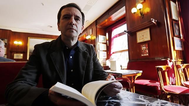 Martín Casariego, con un ejemplar de su última obra