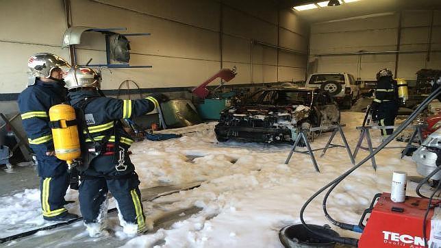 Un incendio provoca graves daños en un taller de Castellar