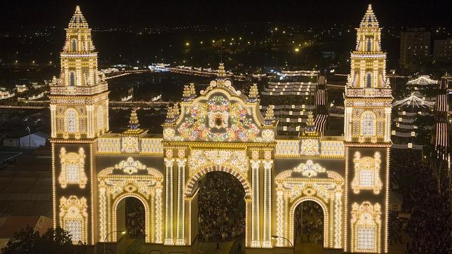 Miles de bombillas iluminan el Real de la Feria de Abril