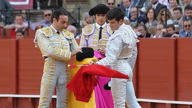 Tres horas de festejo, ocho toros y una solitaria vuelta al ruedo