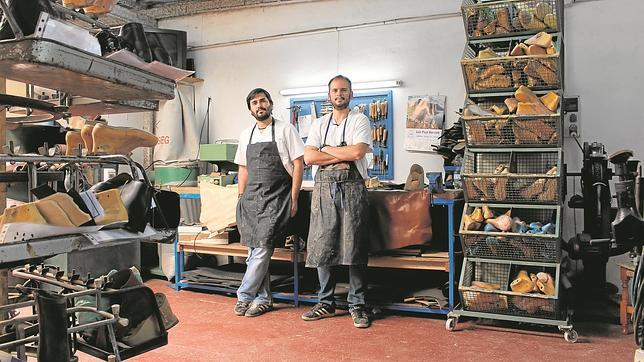 Dos hermanos artesanos, reyes del zapato sanitario en Andalucía