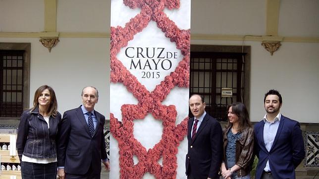 El Día de la Cruz de Granada bate récord con la instalación de 80 cruces