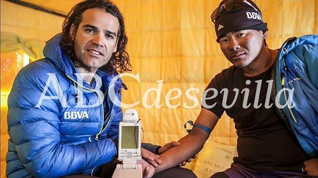 El médico sevillano rescatado en Nepal se queda a ayudar a las víctimas