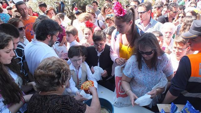 La fiesta del «chorcho» inunda Pedro Abad de altramuces