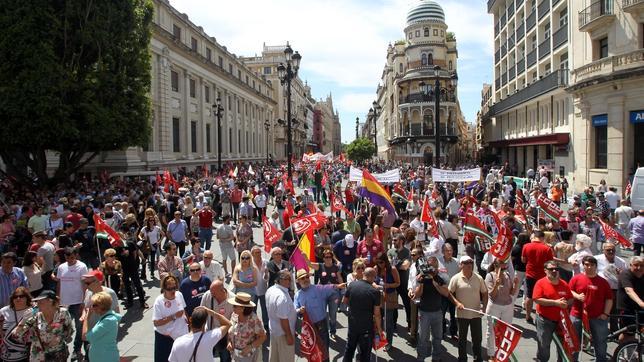 Jóvenes manifestantes en el 1 de Mayo en Sevilla:«Estamos aquí pero no creemos en estos sindicatos»