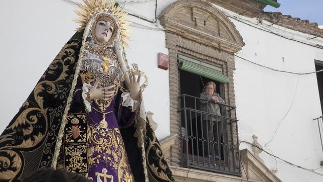 Imagen de la Virgen de los Dolores vistiendo el manto corto