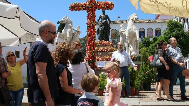 Abundancia de visitantes bajo un sol de justicia para disfrutar de las Cruces