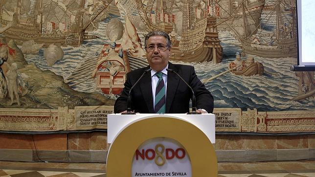 Zoido señala que fue el primero en poner fin a los «privilegios» de los políticos