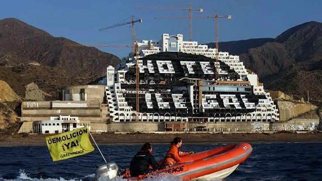 El TSJA rechaza anular el fallo que legaliza la licencia de El Algarrobico