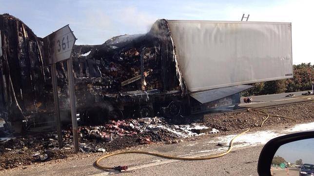 Un camión incendiado corta la autovía a al altura de Montoro