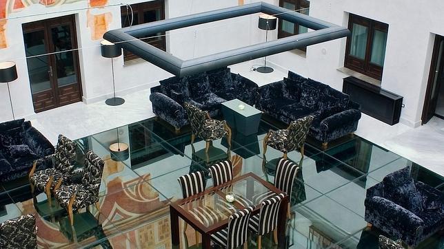 Los vestigios de la casa romana pueden verse bajo la cristalera