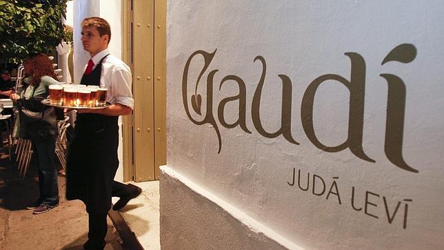 Un camarero en Gaucí con una bandeja