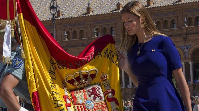 La jura de bandera de la modelo sevillana Desiré Cordero