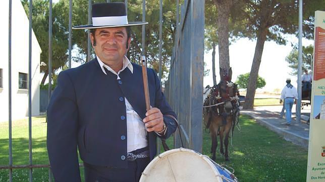 Curro Gadea, el onubense que enseña en Montequinto a tocar el tamboril